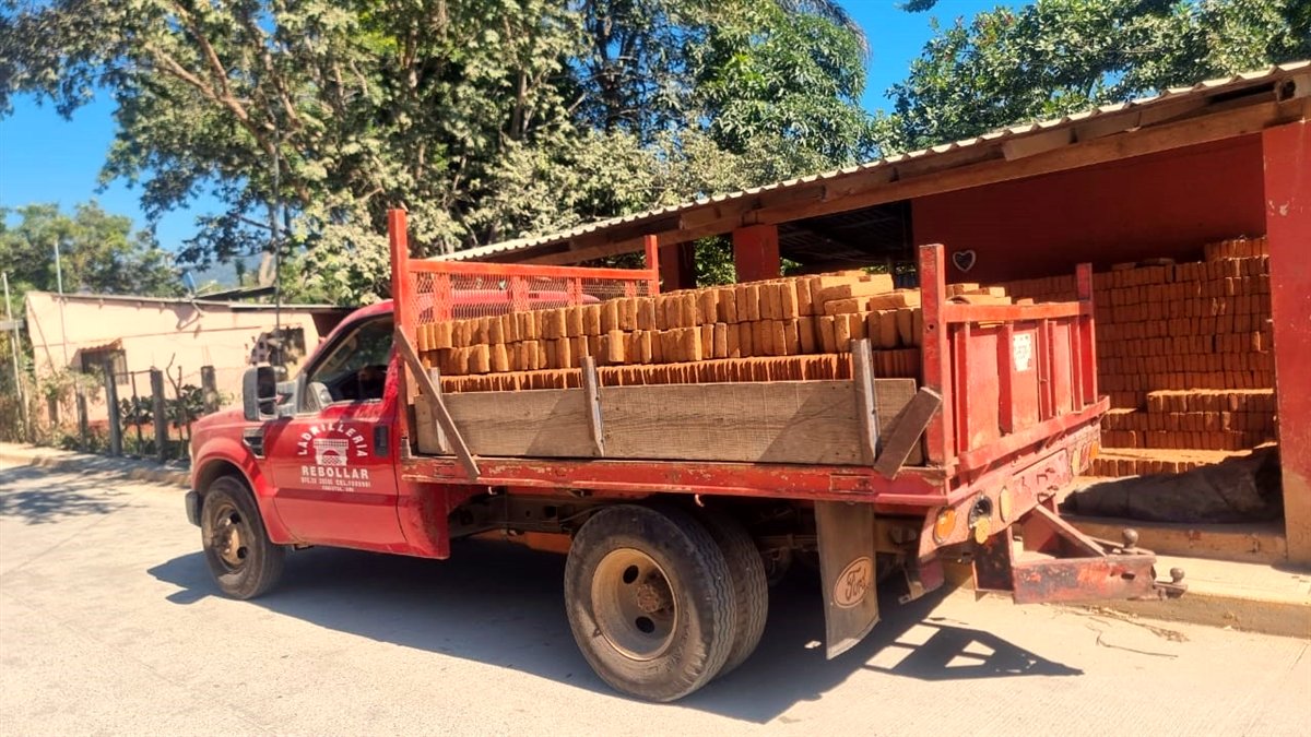 Camión de Ladrillera Rebollar entregando tabique en obra en Zihuatanejo