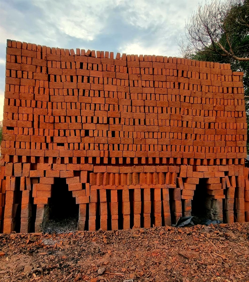 Ladrillo de barro (tabique) recién cocido en la ladrillera de Coacoyul, Zihuatanejo