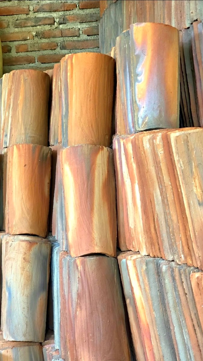 Teja de barro cocida en horno en Ladrillera Rebollar, Coacoyul, Zihuatanejo